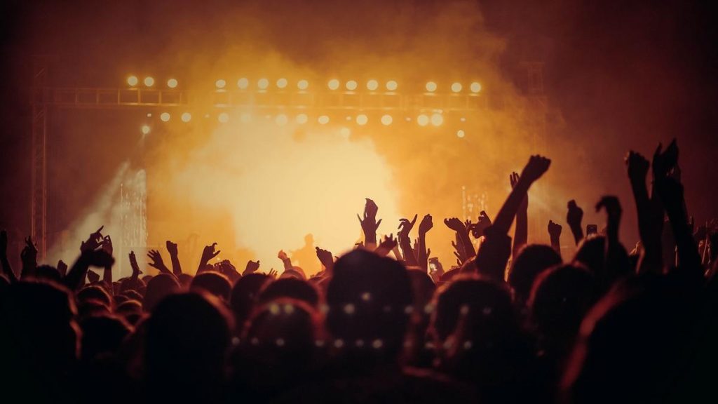 Váratlan esemény a Dzsúdló koncertjén: Megrendülő hír a rajongó rosszullétéről és az énekes döntéséről