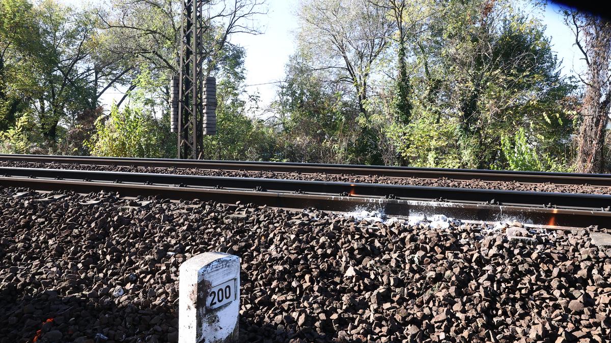 Vonat gázolt Újszáson: Szörnyű tragédia a vasúti kereszteződésben