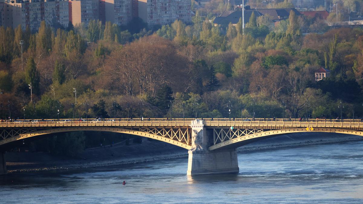 Izgalom és dráma a Margit hídon: hősies mentőakció egy öngyilkos megakadályozására