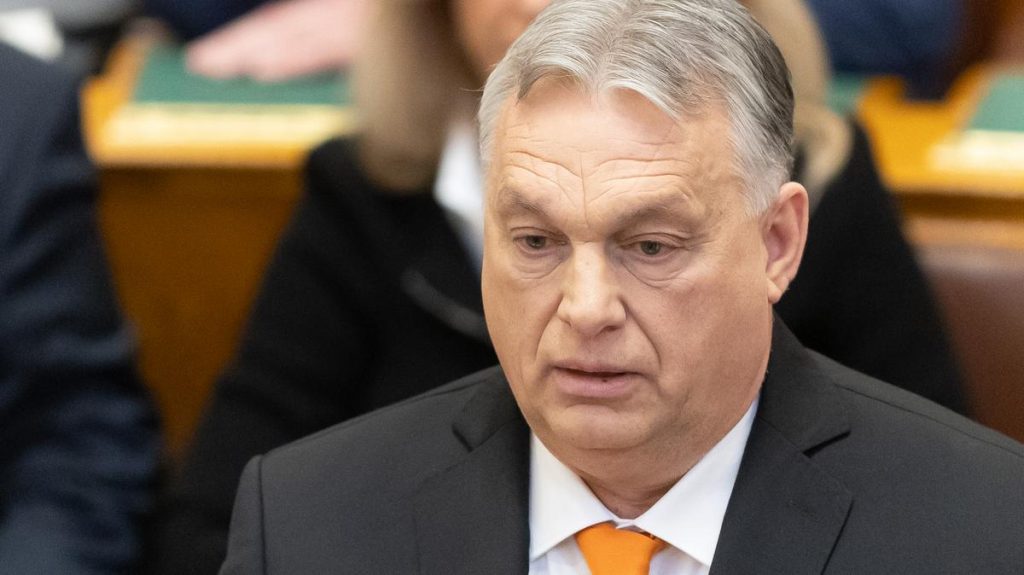 Botrány a Parlamentben: Orbán Viktor öltönyben ragadott botot – Az Áder János reakciója