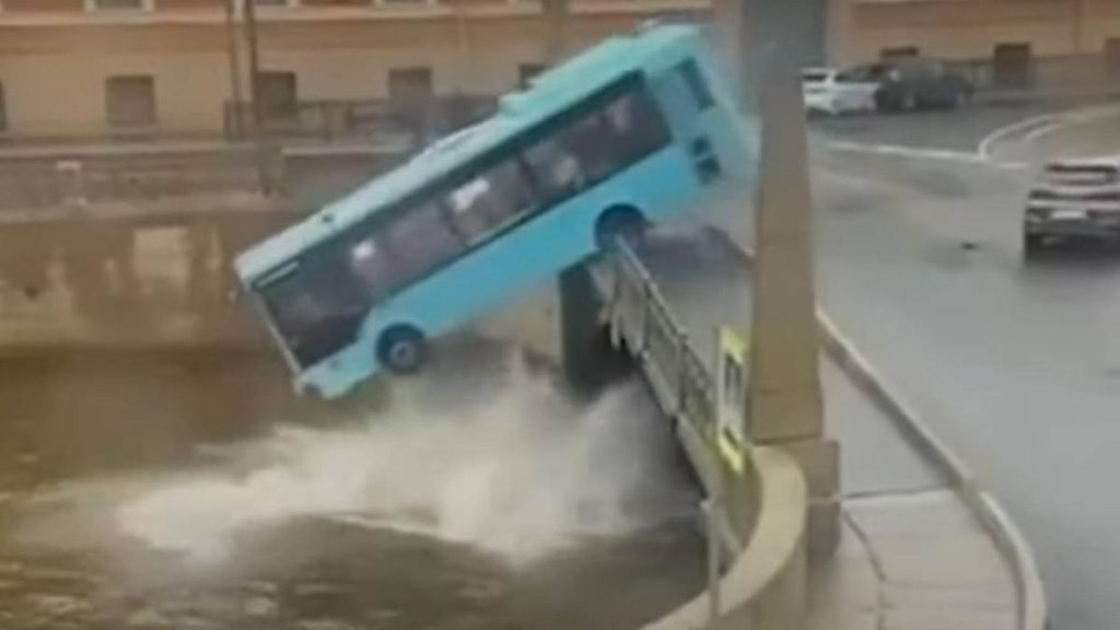 Tragikus baleset Szentpéterváron: utasokkal teli busz zuhant a folyóba, többen életüket vesztették - videó a helyszínről