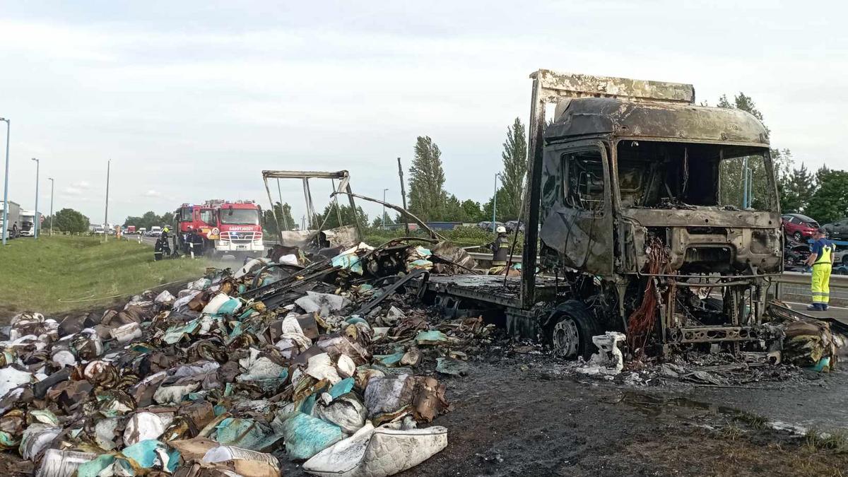 Tragikus baleset az M1-esen: porig égett kamion fotóin