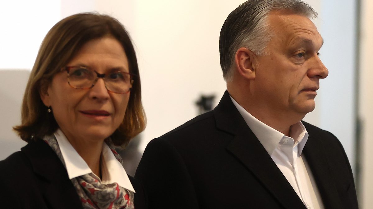 Orbán Viktor viccelődik és gyengéd pillanat a feleségével: éljen az ifjú pár!