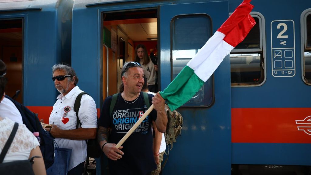 Befutott Magyar Péter Debrecenbe: Így készülnek a tüntetésre - Fotóriport
