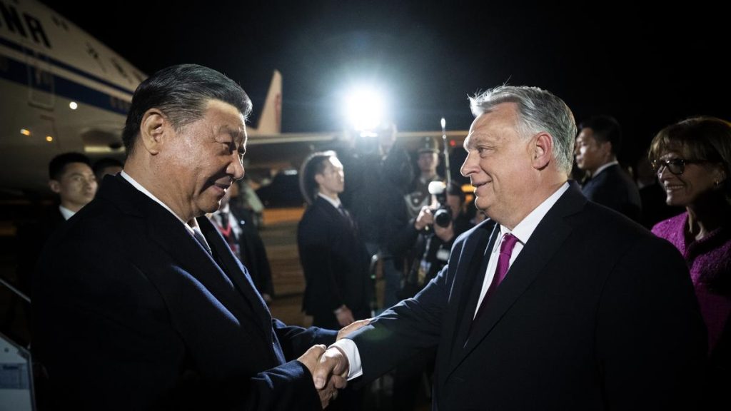 Ünnepi hangulat Budapesten: Kínai elnök érkezése - fotók és videók a hívekről