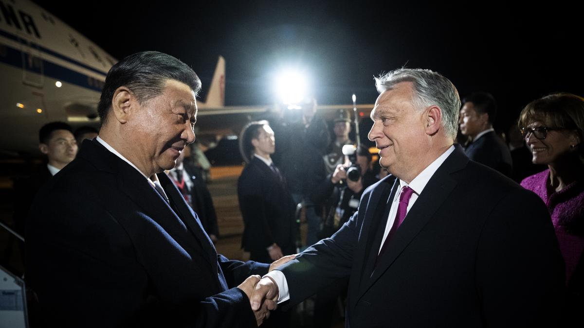 Ünnepi hangulat Budapesten: Kínai elnök érkezése – fotók és videók a hívekről