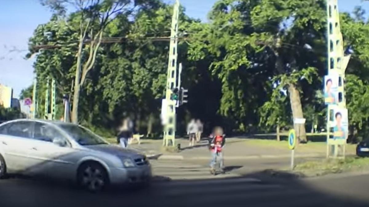 Majdnem tragédia: hajszálnyi a baleset, amikor egy autós majdnem elüt egy rolleres kislányt Zuglóban – videó