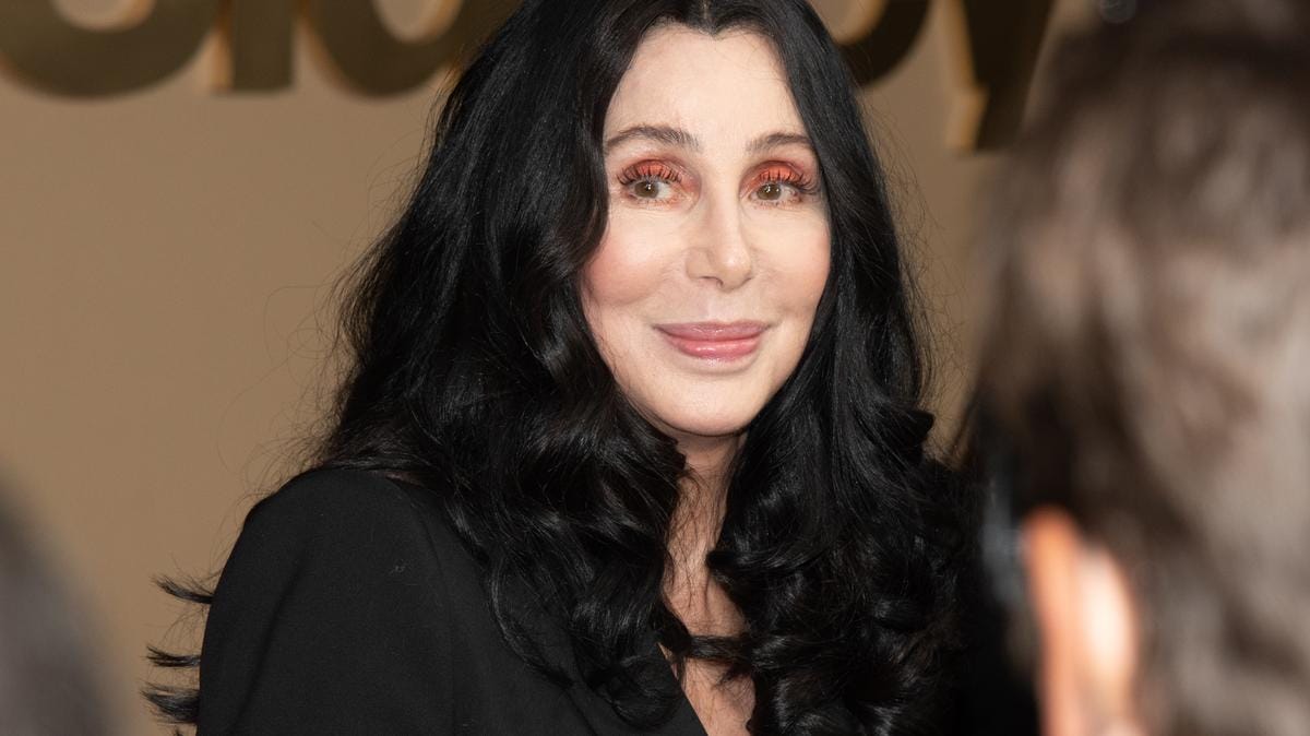 Cher őszinte vallomása a fiatalkori kapcsolatairól: 'Azért járok fiatal férfiakkal, mert a velem egykorú vagy idősebb férfiak… nos, már mind meghaltak' – Videó