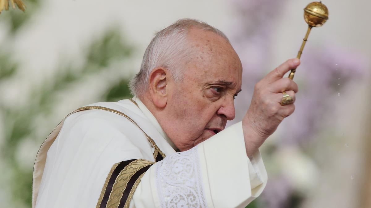 Ferenc pápa erélyes állásfoglalása a Robert Fico elleni merénylet kapcsán: „Elítélem ezt a gyáva, erőszakos cselekményt”