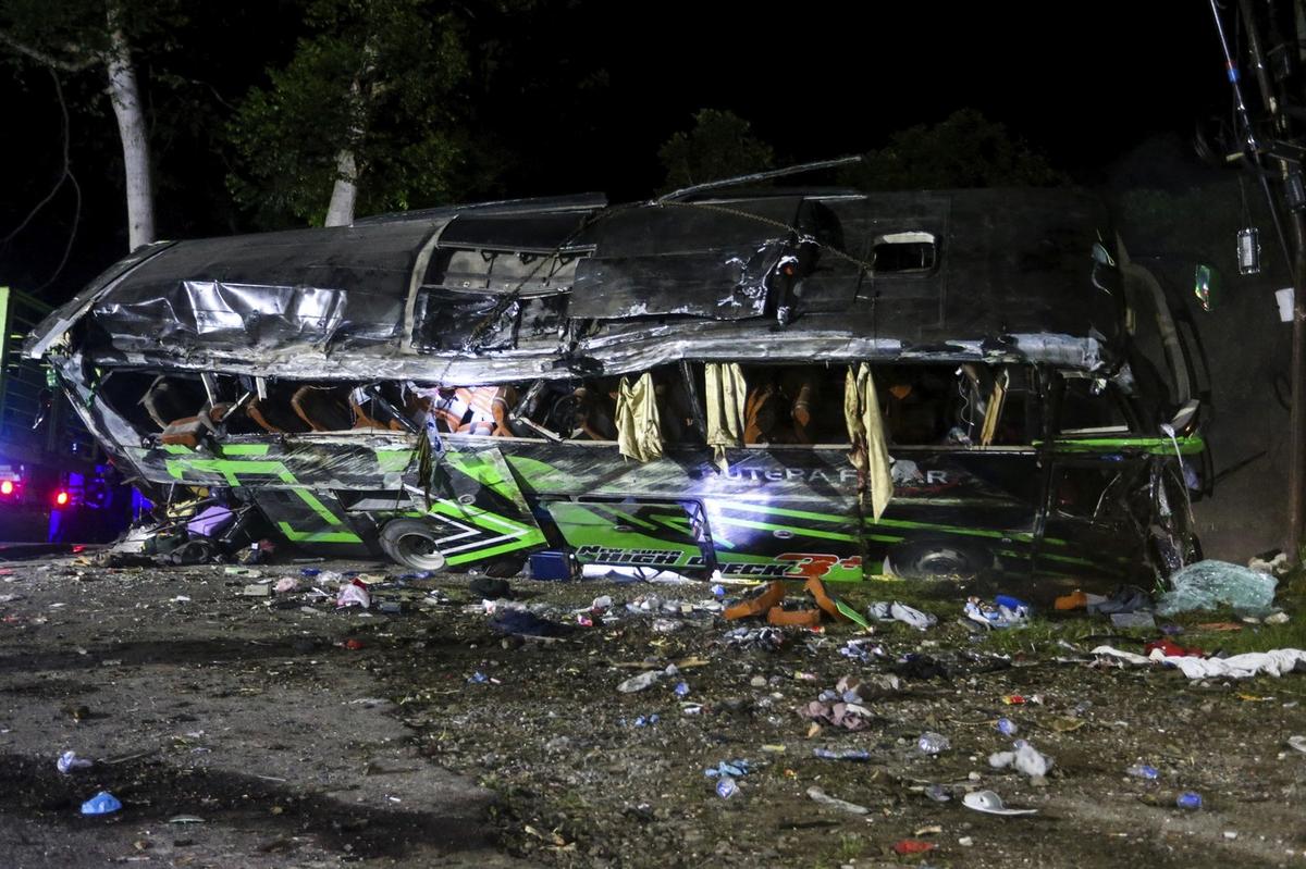 Emberéleteket követelő tragédia: 9 diák vesztette életét az indonéz buszbalesetben