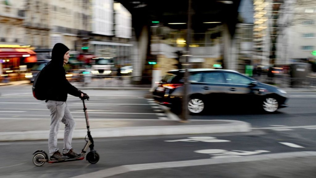 Rolleredért is fizetned kell: A new yorki városi gyalogos kötelezővé teszi a rollerhasználati díjat