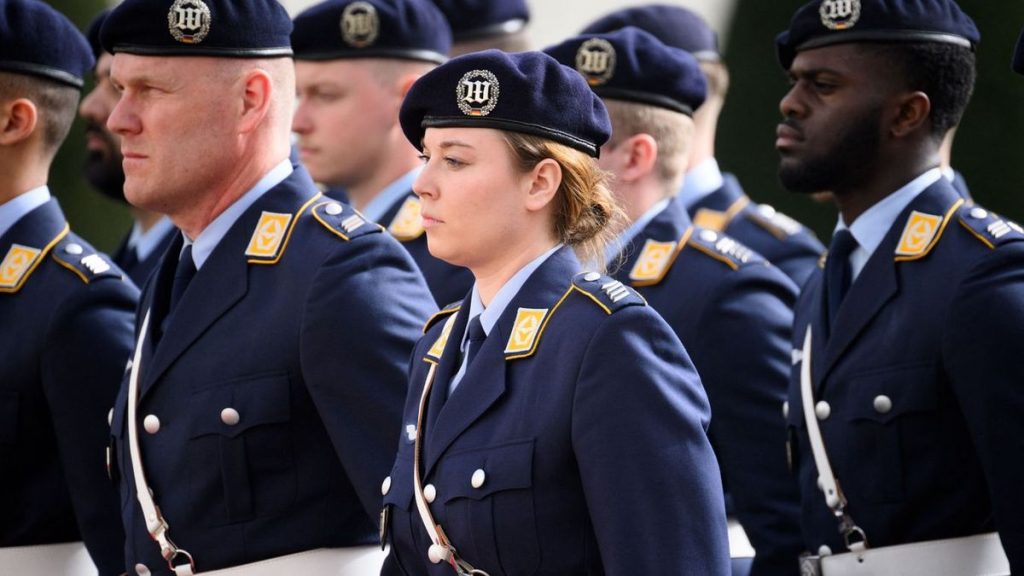 A nők besorozása katonának: Manfred Weber új javaslata