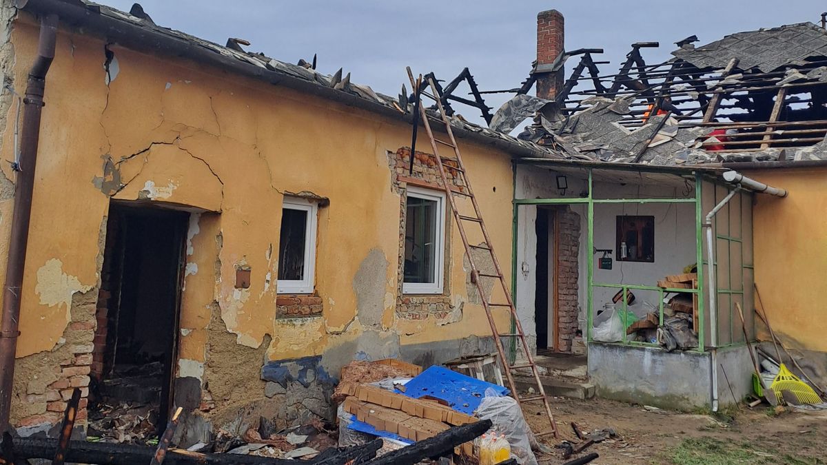 Kemenespálfán dúl a szomorúság: Anita háza porig égett, négy gyermekével fedél nélkül maradt