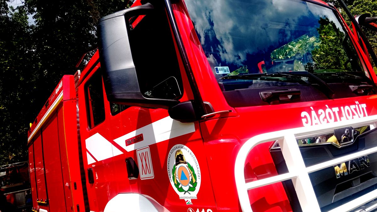 Tragikus tűzeset: 17 tűzoltó küzdött a lángokkal, egy idős ember életét vesztette