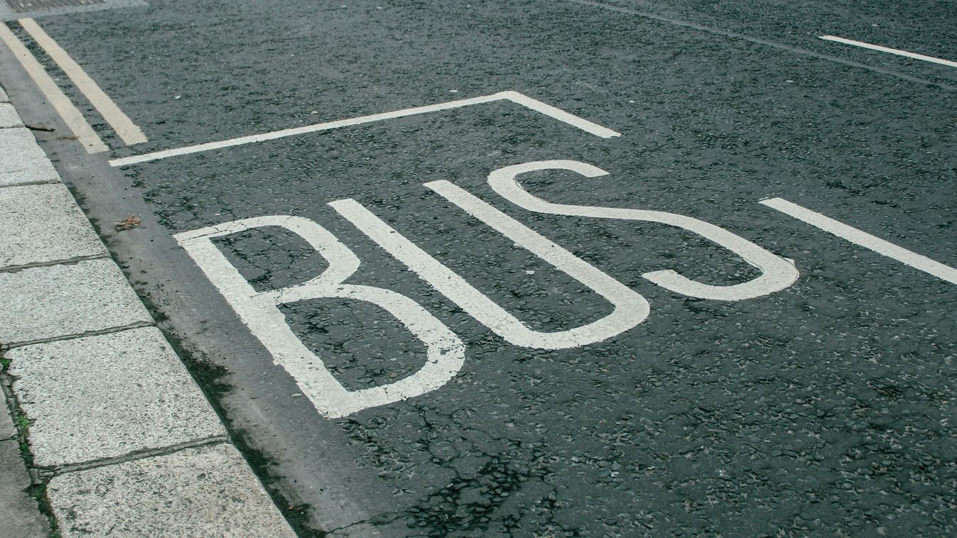 Sokkoló buszbaleset Budapesten: Összeütközött járművek a frissen lezárt felüljárón