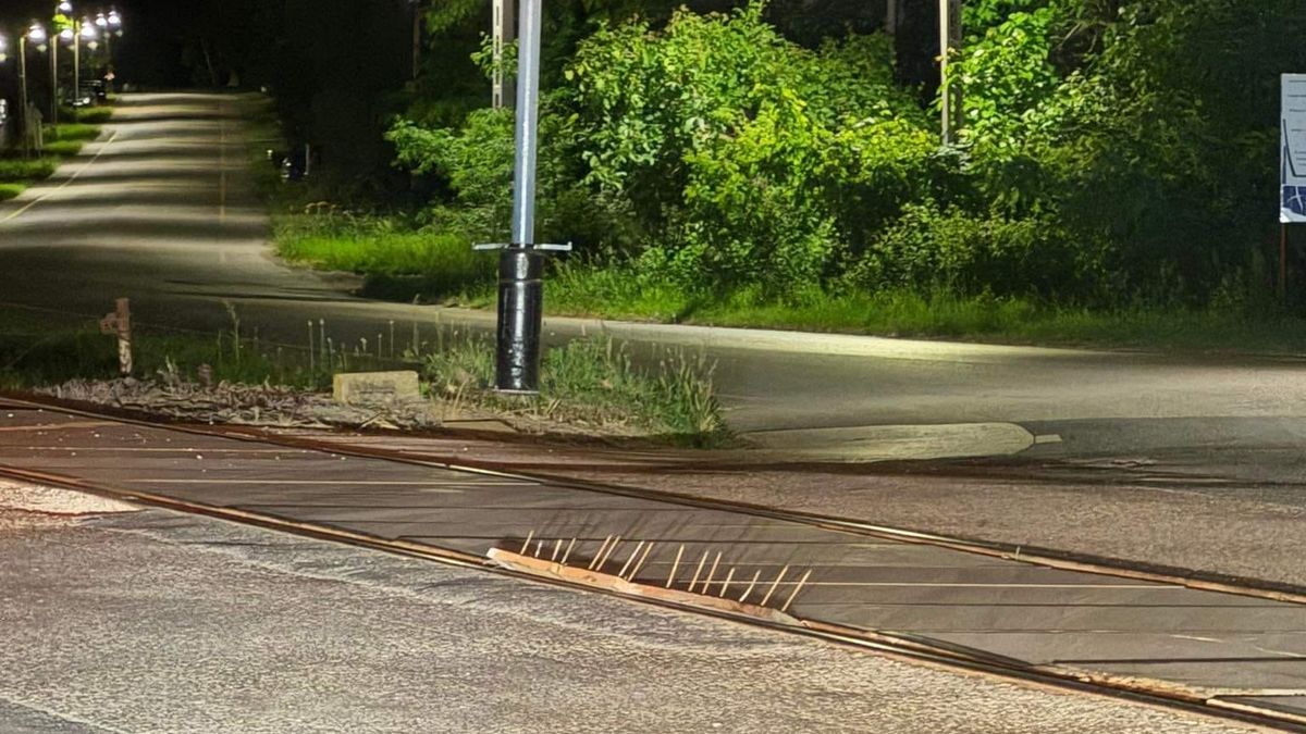 Életveszély a vasúti átjáróban: férfi csapdát állított az autósoknak Tiszafüreden