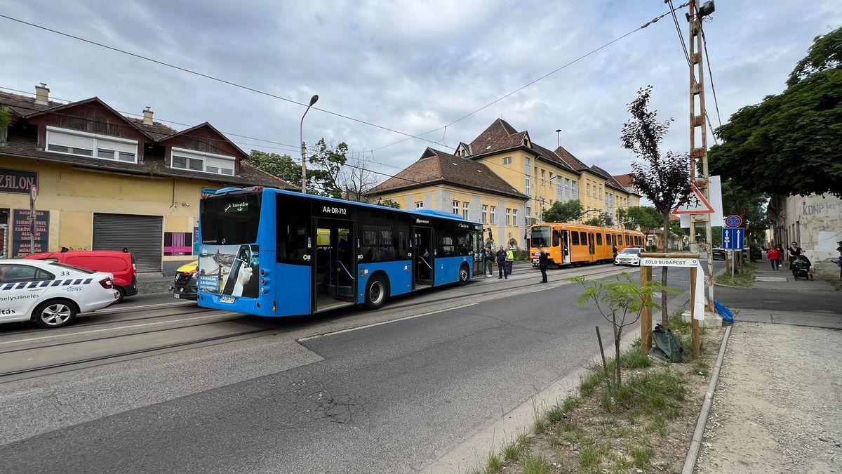 Drámai pillanatok Budapesten: utasokkal teli villamos és busz balesetezett – helyszíni fotók