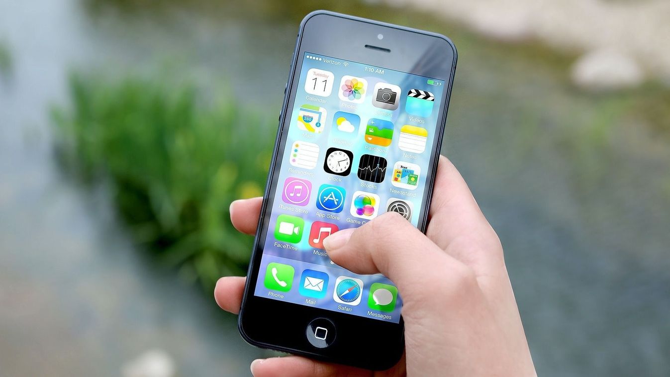 Az Apple forradalmasítja a telefonipart: bemutatta az összehajtható iPhone-t!