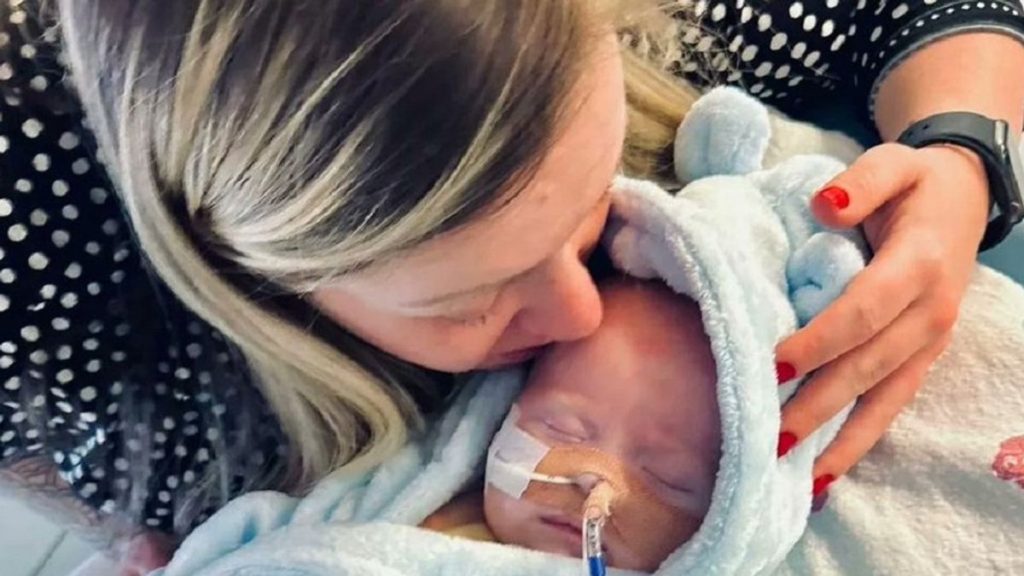 A megrendítő pillanat: elhunyt az újszülött szívbeteg babája az anyukája karjaiban
