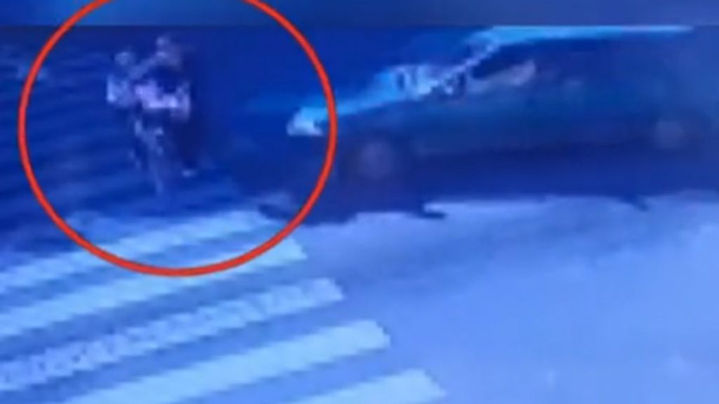 Sokkoló felvétel: tragikus baleset a zebrán - egy anya és 2 éves gyerekét gázolta el a sofőr