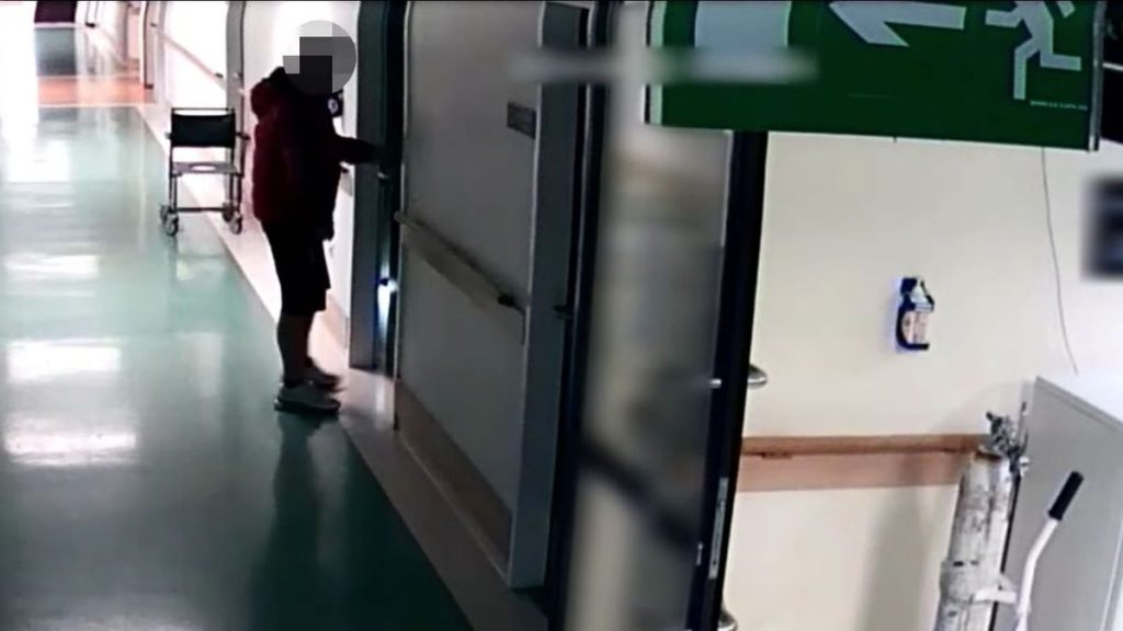 Kórházi lopási botrány Budapesten: Alvó betegektől rabolt egy tettes a kamera szeme láttára