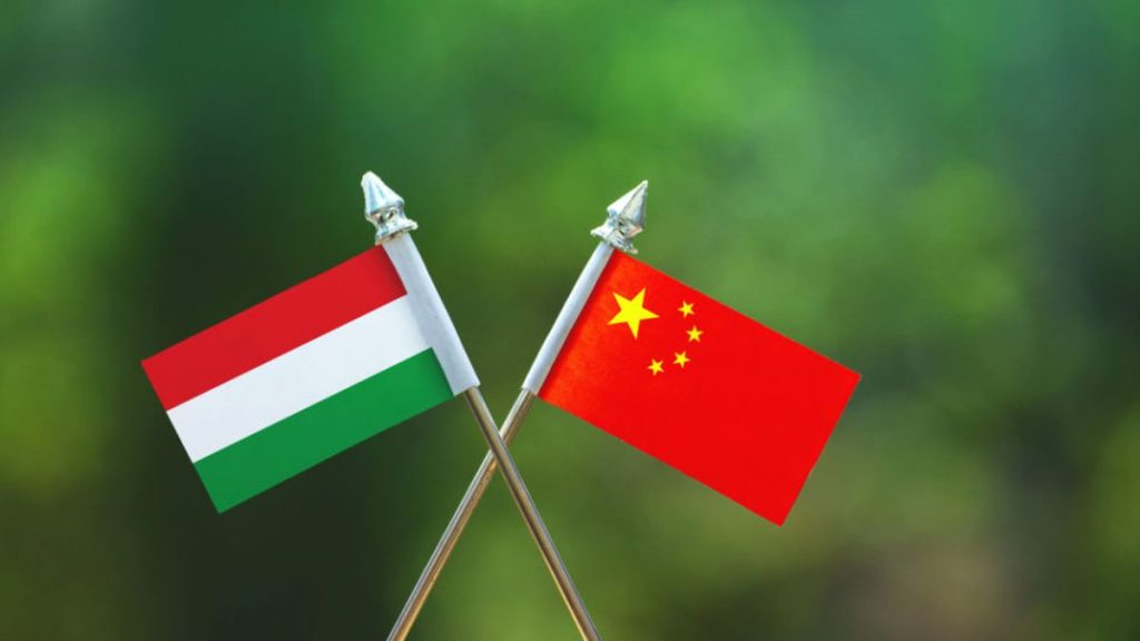 Egy hatásos cím lehetne: "Hszi Csin-ping: Az évtizedes barátság - Magyarország és Kína között