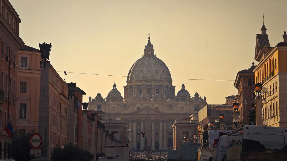 A Vatikán titkolja az idegenek létezését – vallja egy légierő pilótája