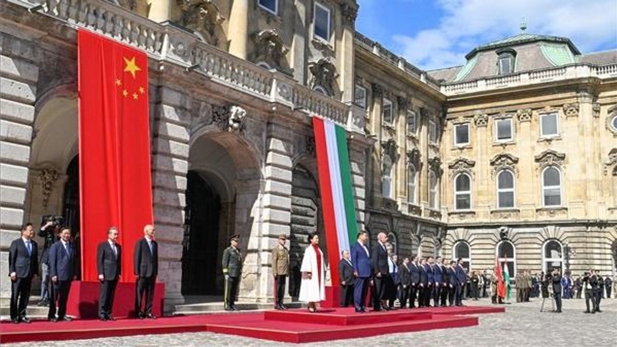 Ünnepélyes katonai ceremónia a kínai elnök tiszteletére – lenyűgöző fotók