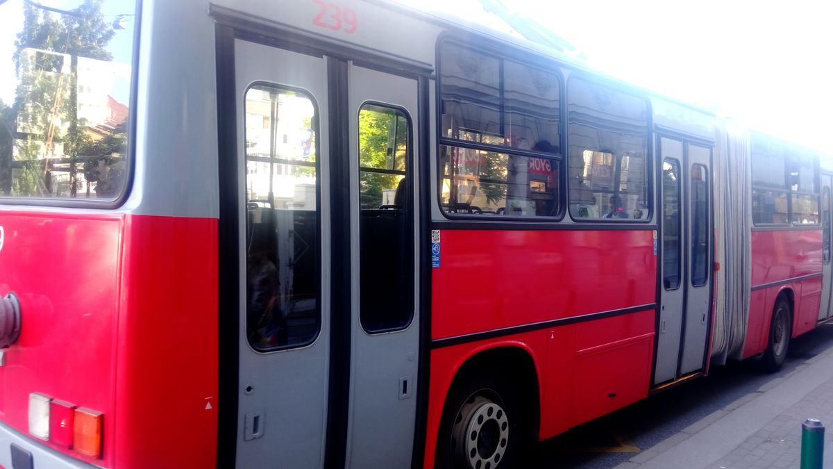 Szegeden kiabálták: „Azonnal álljon meg!” – Szörnyű eset történt a buszon egy utassal