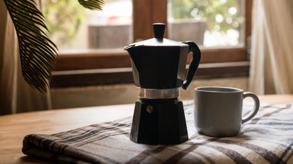 Zseniális trükk kotyogós kávéfőzőhöz: új dimenzióját élvezheted így a kávézásnak