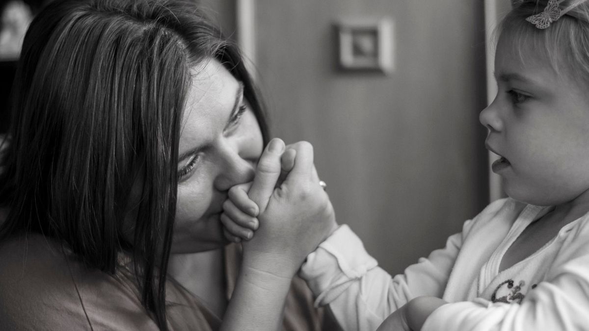 A Szív és Erő a Háttérben: Egy Édesanya Kitartása és Szerepe a Szüntelen Harcban