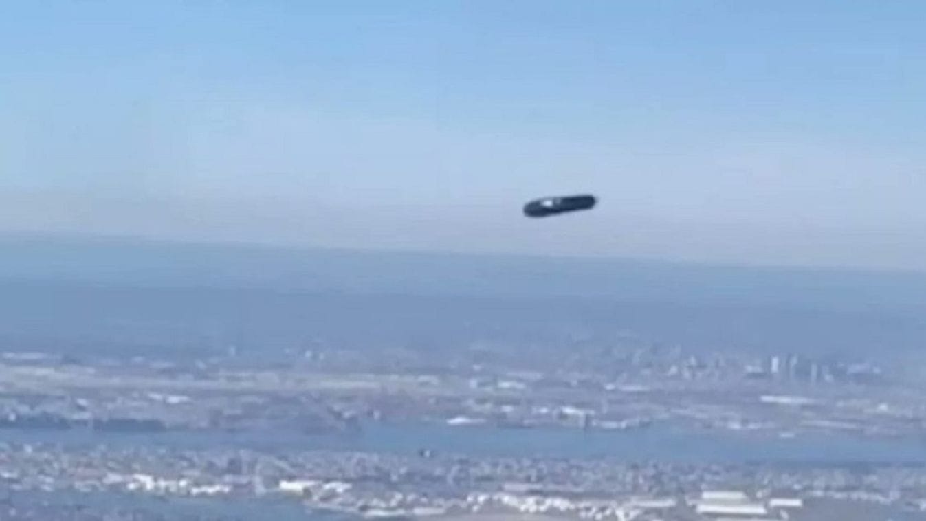 Henger alakú UFO megrémítette az anyát a repülőgépen