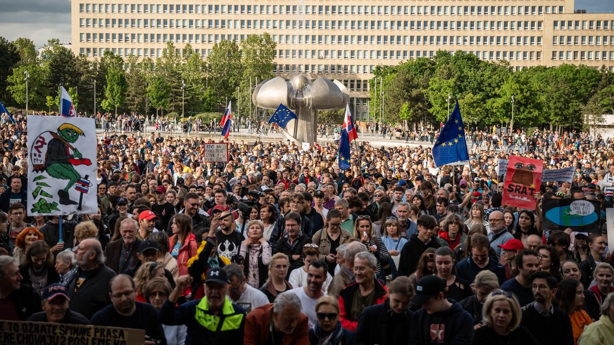 Fico fenyegető árnyékot vet a szlovák közmédiára: több ezren tiltakoztak Pozsonyban