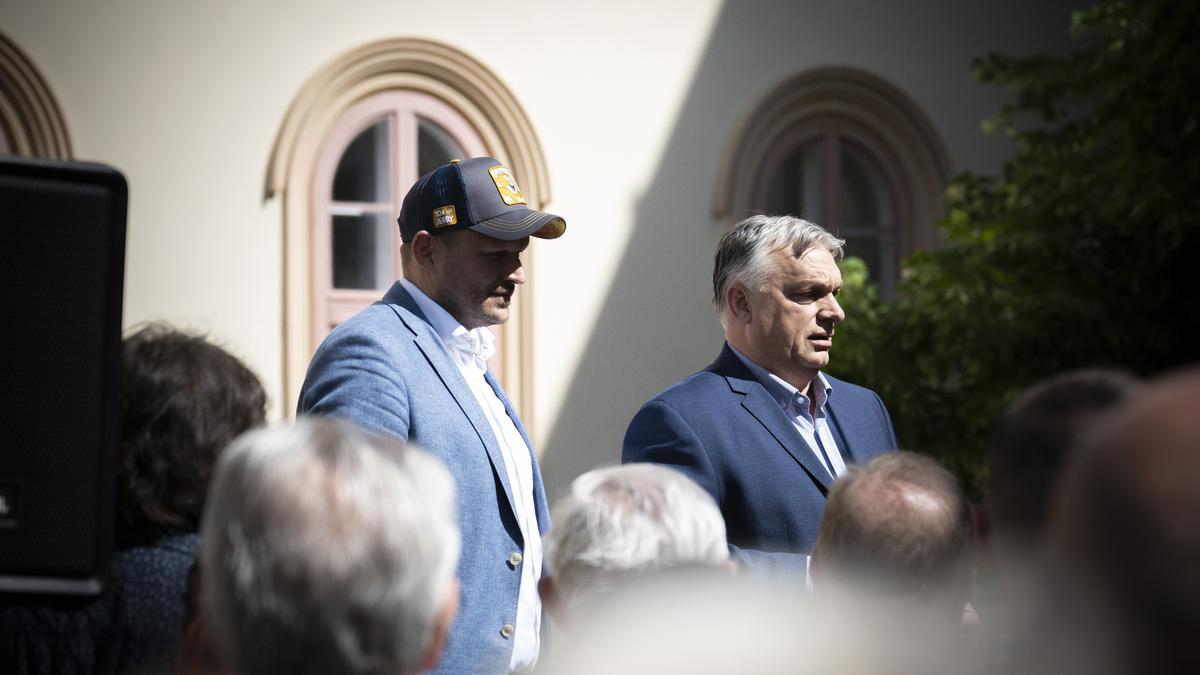 Felkészül a kampányra: Orbán Viktort Vicces Baseballsapkában Köszöntötte az Esztergomi Polgármester