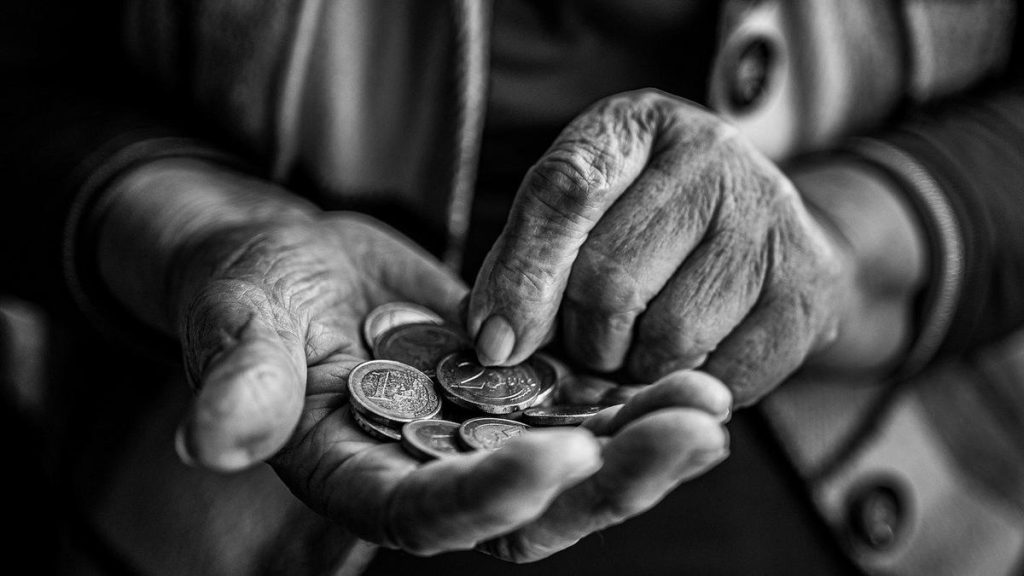 Pénzügyi csalások áldozata lett egy idős nő Pest megyében: milliókkal károsította meg a csaló