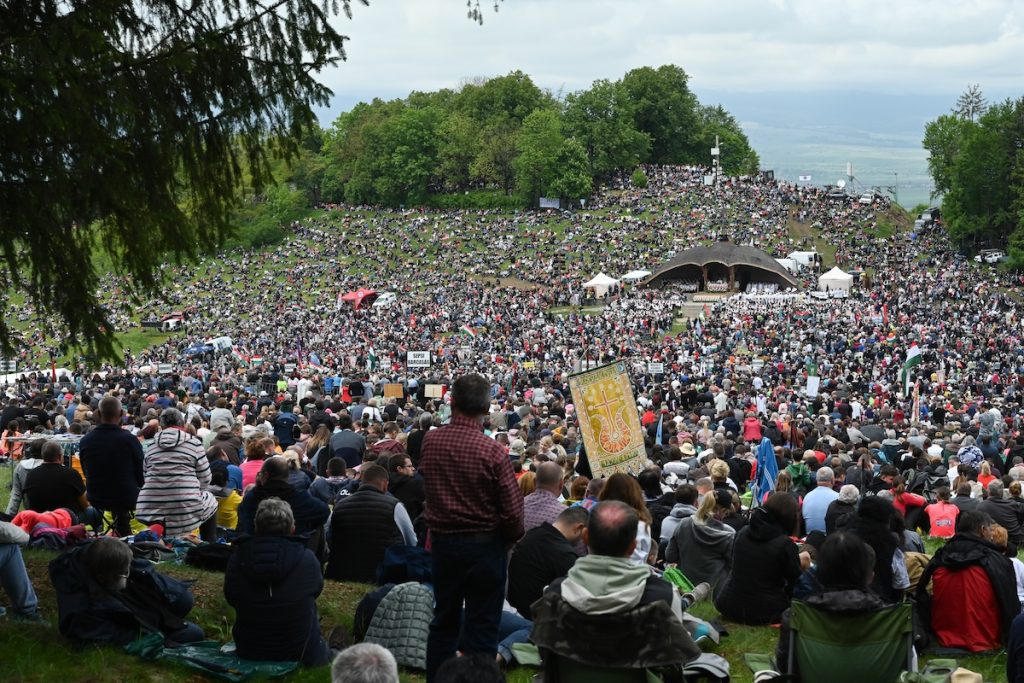 Kitartás és hittel az esőben: több tízezren vettek részt az idei csíksomlyói búcsún