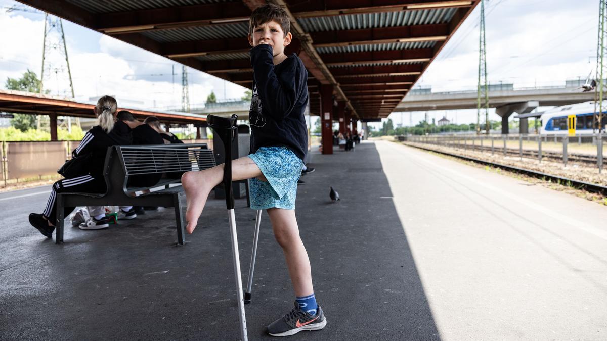 Kétszer tört el Gergő fordítva visszavarrt lába – A 10 éves kisfiú hősként tűri a megpróbáltatásokat