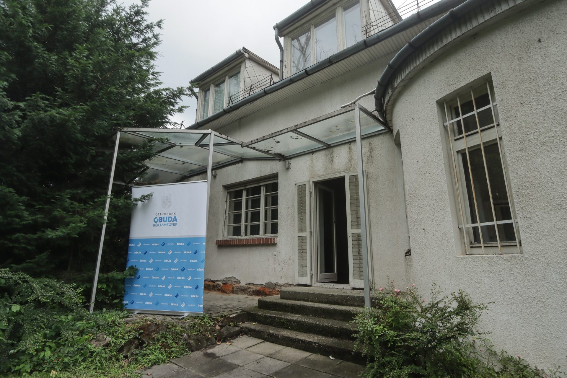 Irodalmi kincs lesz Esterházy Péter korábbi háza: Óbuda önkormányzata megvásárolta.