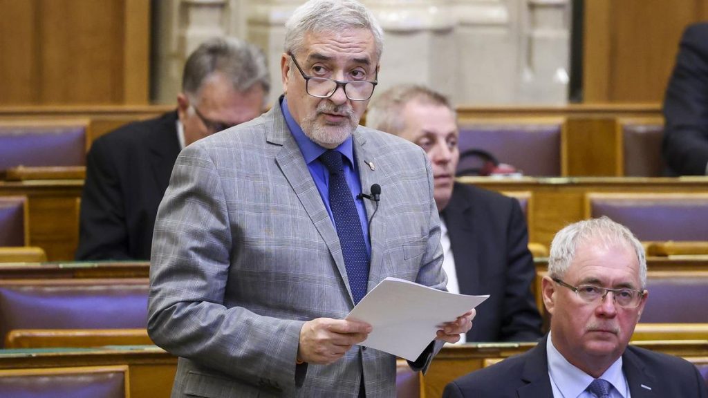 Azonos felszólalás, különböző nyakkendő: a fideszes Halász János a parlamentben két hónapon belül kétszer is ugyanazt mondta