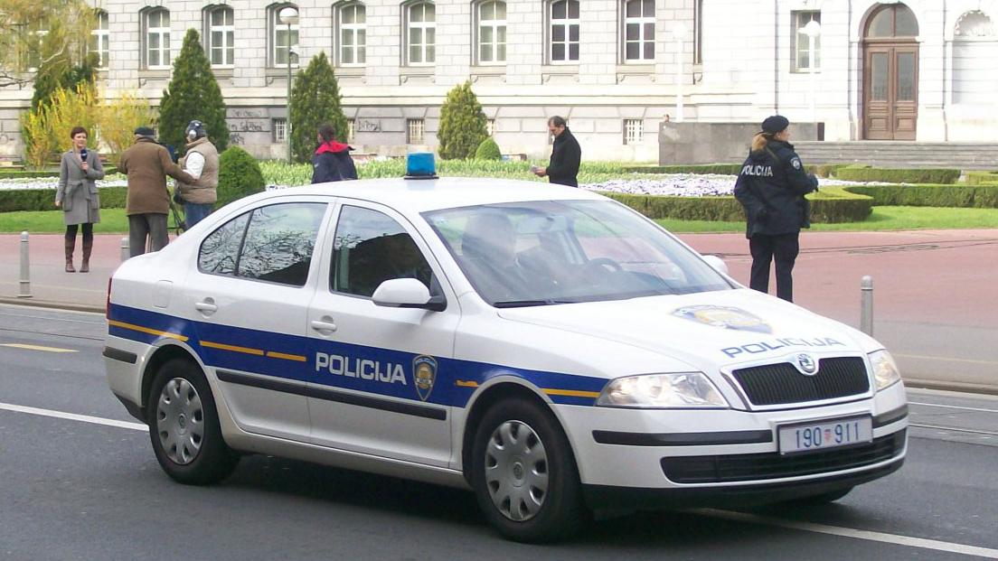 Brutális támadás Eszéken: Szitává lőtték Mészáros Lőrinc fociklubja vezetőjének autóját
