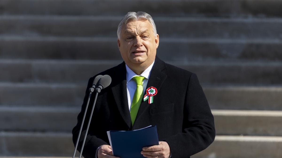 A ‘No migration, no gender, no war’ tábla előtt járt Orbán Viktor: A falu üzenete a miniszterelnöknek