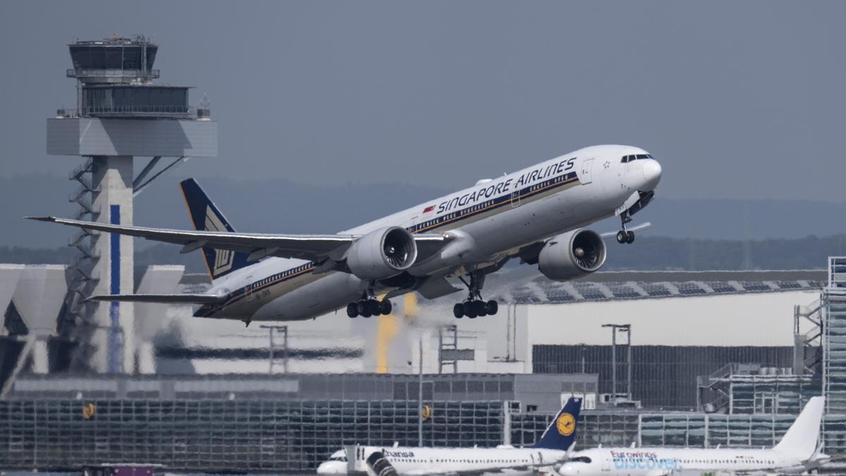 A Singapore Airlines vezérigazgatója beszélt a tragédia után: repülőjükön férfi vesztette életét a turbulencia miatt