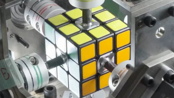 A robot elképesztő sebességgel feltalálja a Rubik-kockát: lassított felvételen a művelet egy szempillantás alatt zajlik