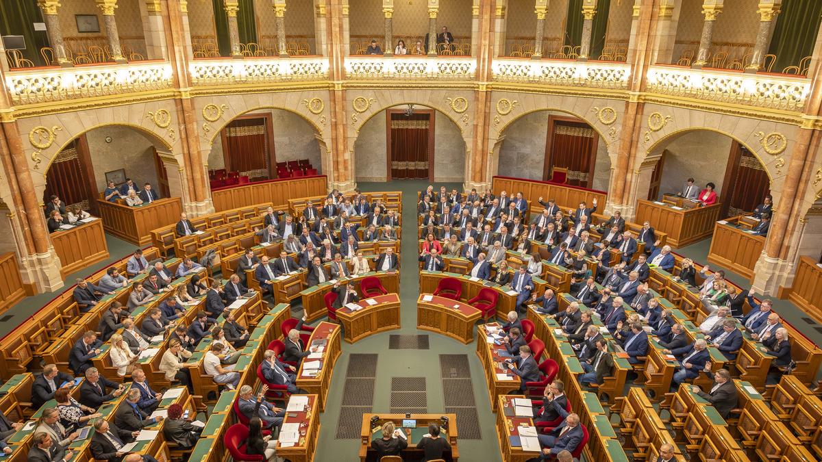 A parlament fontos témáról tárgyal: Kérdések és döntések napirenden