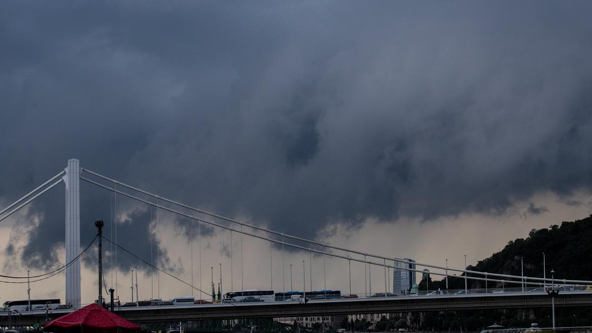 Gyilkos vihar rázta meg Budapestet - lenyűgöző felvételek