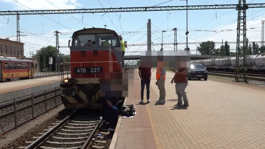 Tragikus baleset a békéscsabai vasútállomáson: mozdonyvezetőt gázolt el a vonat - videó