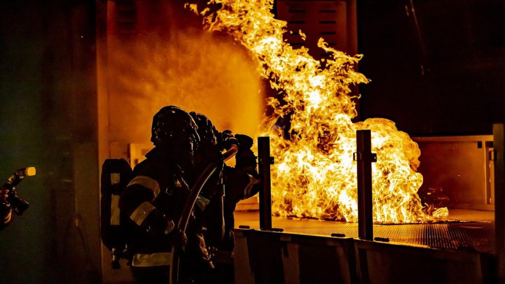 Katasztrófa Nyíregyházán: Hatalmas tűzvész pusztít egy telephelyet, tűzoltók nagy erőkkel vonultak a helyszínre