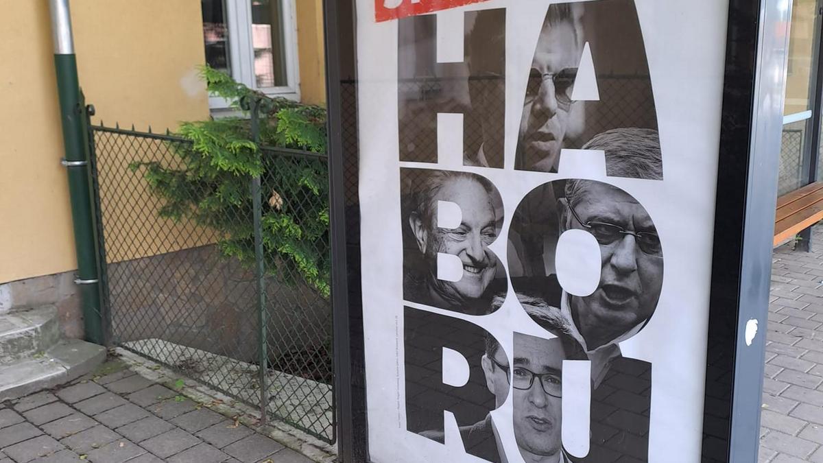 Botrány a piliscsabai iskolában: Kiakadtak a szülők a kormány háborús plakátja miatt