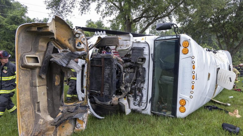 Szörnyű tragédia: Nyolcan meghaltak teherautó és dolgozókat szállító busz ütközésében - Megdöbbentő képek a helyszínről