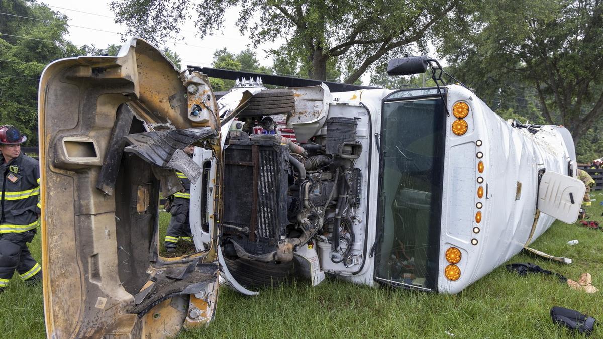 Szörnyű tragédia: Nyolcan meghaltak teherautó és dolgozókat szállító busz ütközésében – Megdöbbentő képek a helyszínről